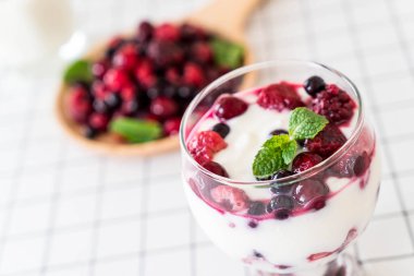 karışık meyveli Yoğurtlu