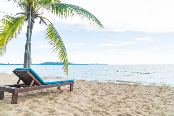 Silla de playa, Palm y playa tropical en Pattaya en Tailandia — Foto de Stock