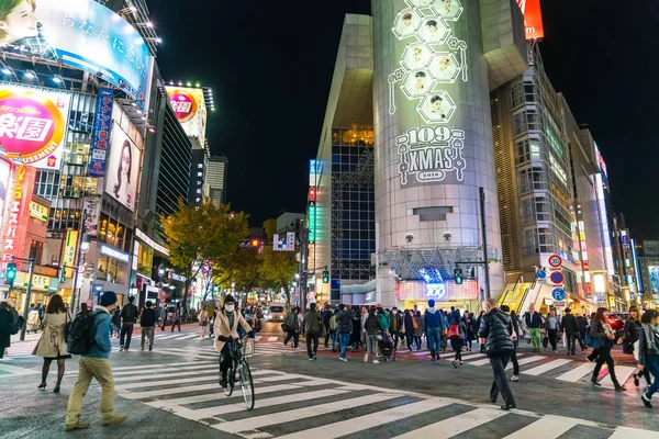 Tokio, Japón, 17 de noviembre de 2016: Shibuya Crossing Of City street con — Foto de Stock