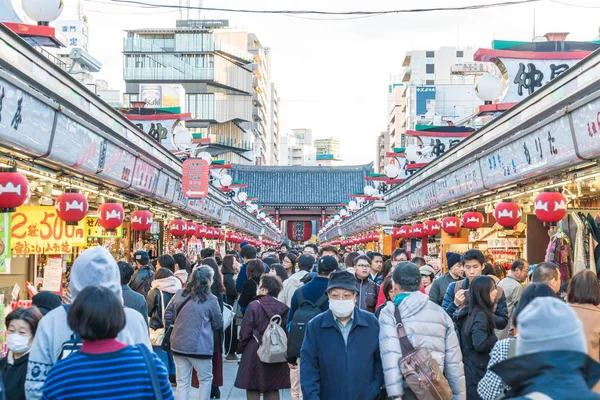 Toyko, Japonya - 28 Kasım 2016: turist yürümek Nakamise Dori se üzerinde