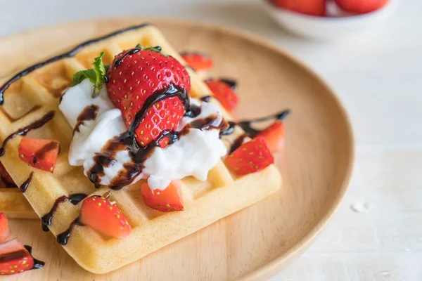 ahşap üzerine çilek ile waffle