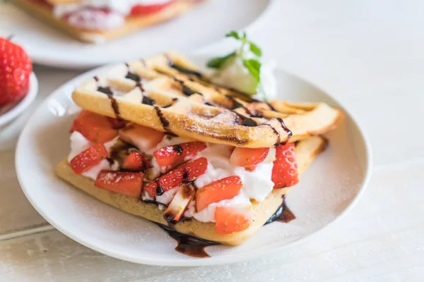 ahşap üzerine çilek ile waffle