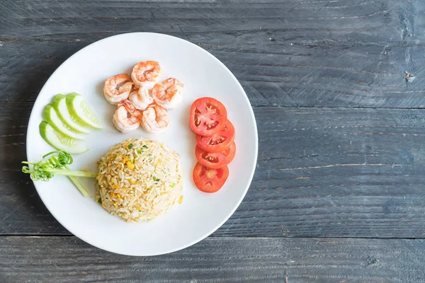 Kızarmış pirinç ve karides.