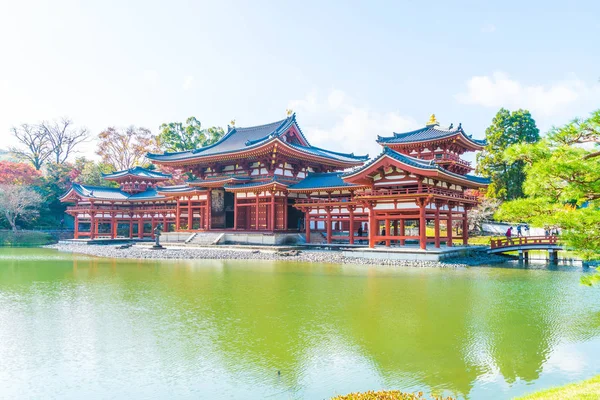 Güzel mimari Byodo içinde Kyoto tapınakta.