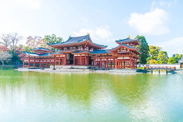 Güzel mimari Byodo içinde Kyoto tapınakta.