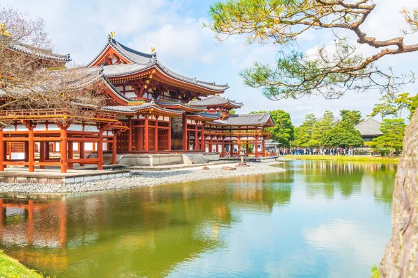 Güzel mimari Byodo içinde Kyoto tapınakta.