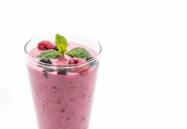 karışık meyveli yoğurt smoothies ile
