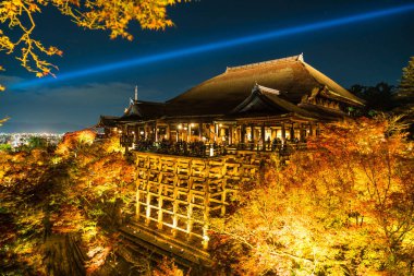 Sonbahar gece ışık saçtığını Kiyomizu-dera Tapınağı ve büyük vera