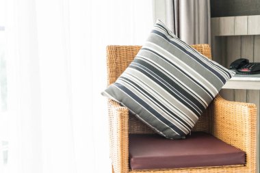 Kanepe oturma Interio dekorasyonda güzel lüks yastık