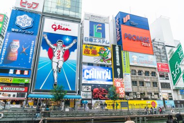 Osaka, Japonya - 19 Kasım 2016: Bir grup insan shopp için yürüyüş