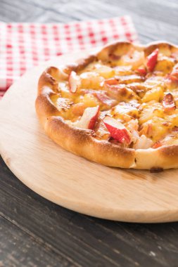 Ev yapımı hawaiian deniz ürünleri pizza