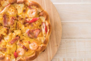 Ev yapımı hawaiian deniz ürünleri pizza