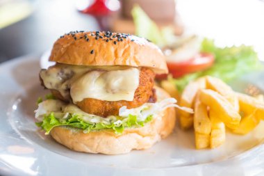 kızarmış tavuk burger peynirli