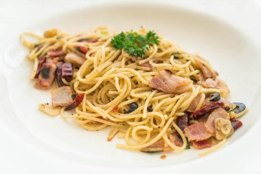 pastırma ve sarımsak ile tavada kızartılmış spagetti 