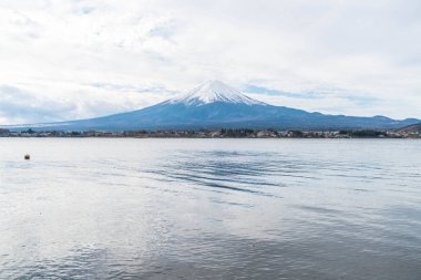 Japonya 'daki Kawaguchiko Gölü' nde Fuji Dağı..