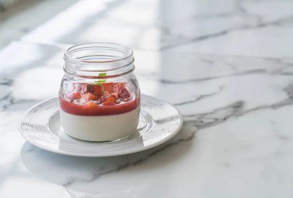 Panna cotta con salsa de fresa — Foto de Stock