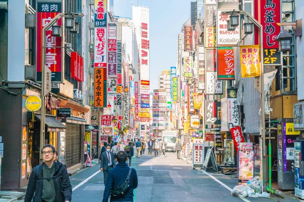 Tokyo, Japonya - 2016 Kasım 17: Shinjuku Tokyo'nın busine biridir