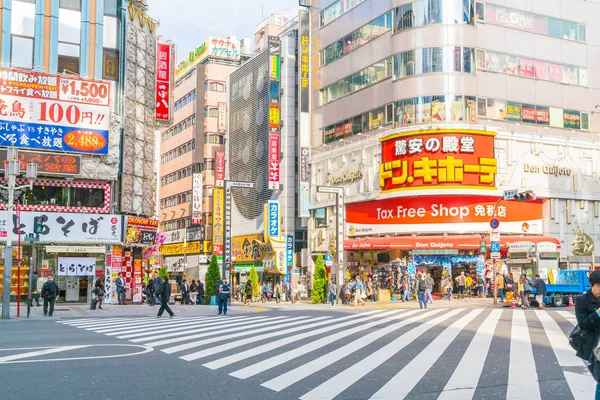 Tokyo, Japonya - 2016 Kasım 17: Shinjuku Tokyo'nın busine biridir