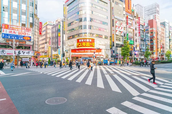 Tokyo, Japonya - 2016 Kasım 17: Shinjuku Tokyo'nın busine biridir