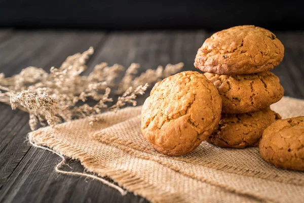 yulaf ezmesi kuru üzüm kurabiyeleri ahşap üzerine