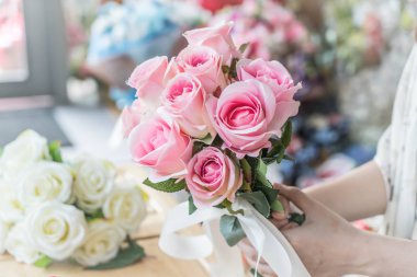 Çiçek buketi holding eller