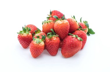 beyaz üzerine taze çilek