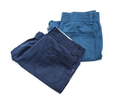 beyaz üzerine kısa pantolon