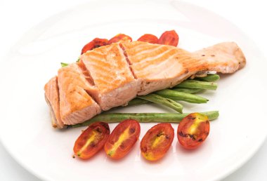 beyaz üzerine Somon ızgara biftek