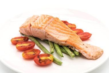 beyaz üzerine Somon ızgara biftek