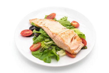 beyaz üzerine Somon ızgara biftek