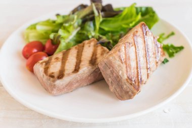 Tuna biftek salatası ile