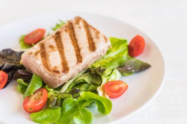 Tuna biftek salatası ile