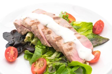 Tuna biftek salatası ile