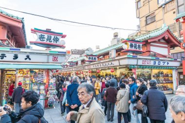 Toyko, Japonya - 28 Kasım 2016: turist yürümek Nakamise Dori se üzerinde
