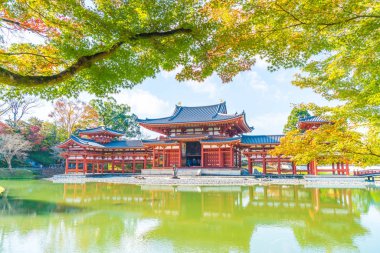 Güzel mimari Byodo içinde Kyoto tapınakta.