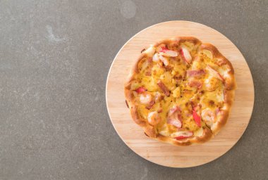Ev yapımı hawaiian deniz ürünleri pizza