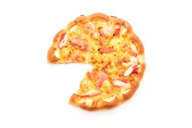 Beyaz arka plan üzerinde izole hawaiian deniz ürünleri pizza 