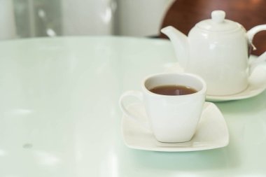 Çay fincanı masanın üstünde.