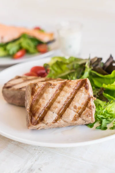 Tuna biftek salatası ile