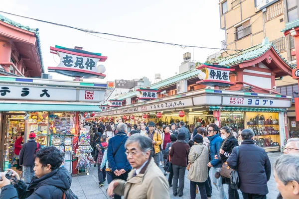 Toyko, Japonya - 28 Kasım 2016: turist yürümek Nakamise Dori se üzerinde