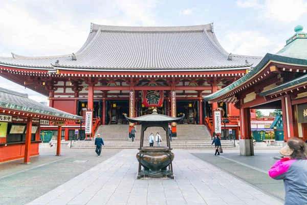 TOKIO-NOV 16: Multitud de personas en el templo budista Sensoji en Novem — Foto de Stock
