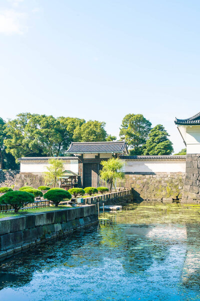 Красивое здание императорского дворца в Токио
