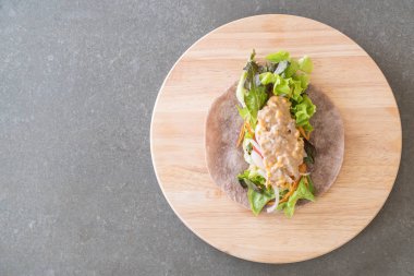 ton balıklı Mısır salata ile salata rulo sarma