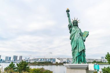 Gökkuşağı Köprüsü Tokyo karşı bitişik Özgürlük Anıtı.