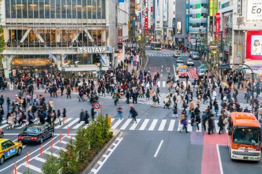 Tokyo, Japonya, 17 Kasım 2016: Shibuya Crossing, şehir sokak ile