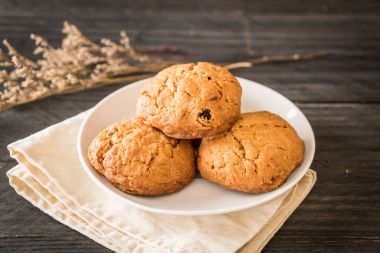 yulaf ezmesi kuru üzüm kurabiyeleri ahşap üzerine