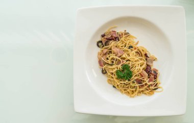 pastırma ve sarımsak ile tavada kızartılmış spagetti 