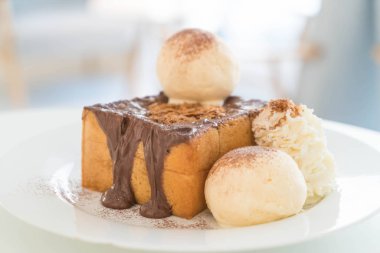 Bal tost vanilyalı dondurma ve çikolata ile