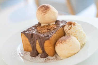 Bal tost vanilyalı dondurma ve çikolata ile