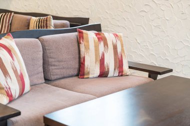 Kanepe üzerinde güzel yastık